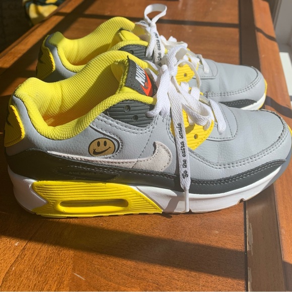 Nike Air Max “go the extra smile” smiley sneakers, unisex size 4Y - Picture 3 of 10